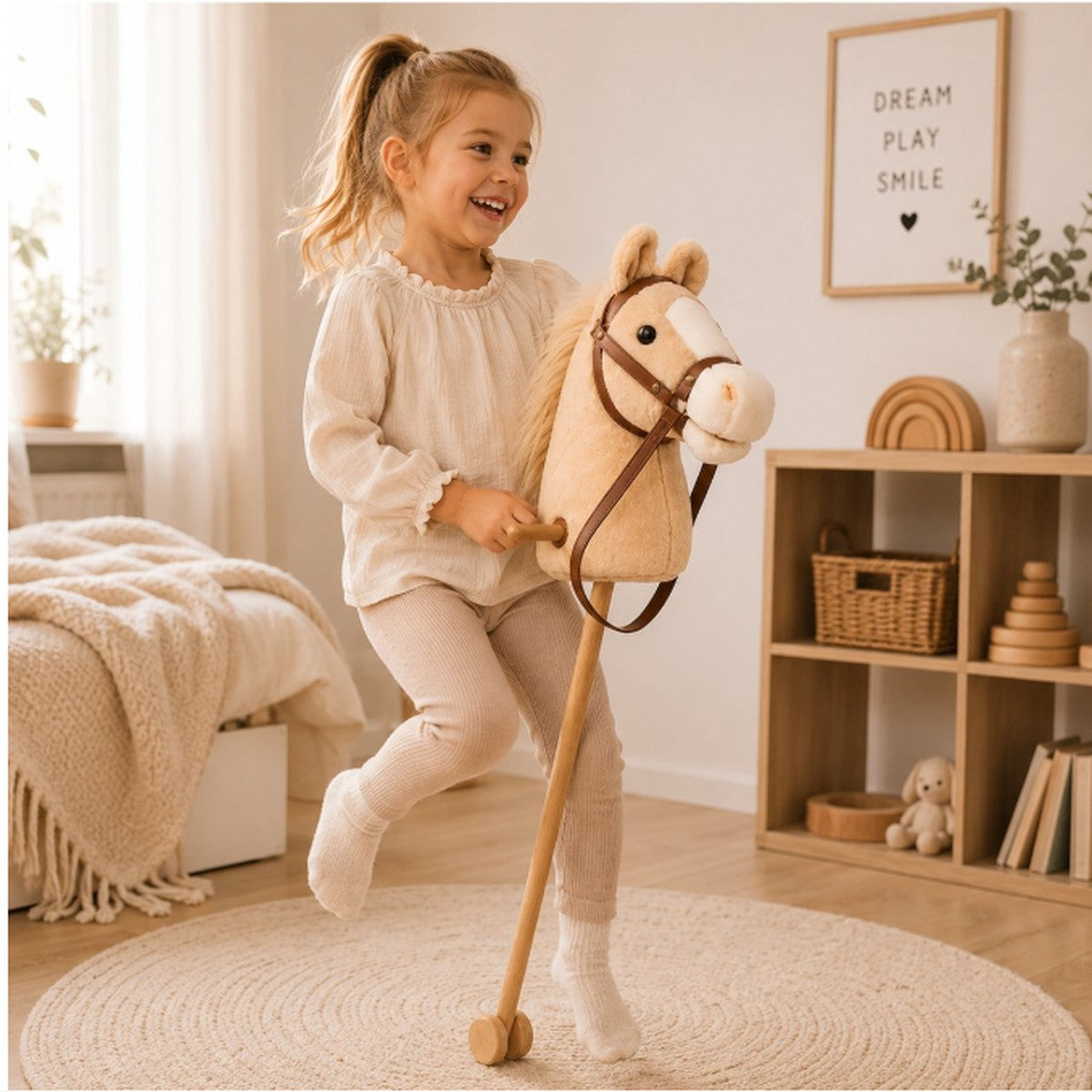 Kind speelt met BOECKIE stokpaard