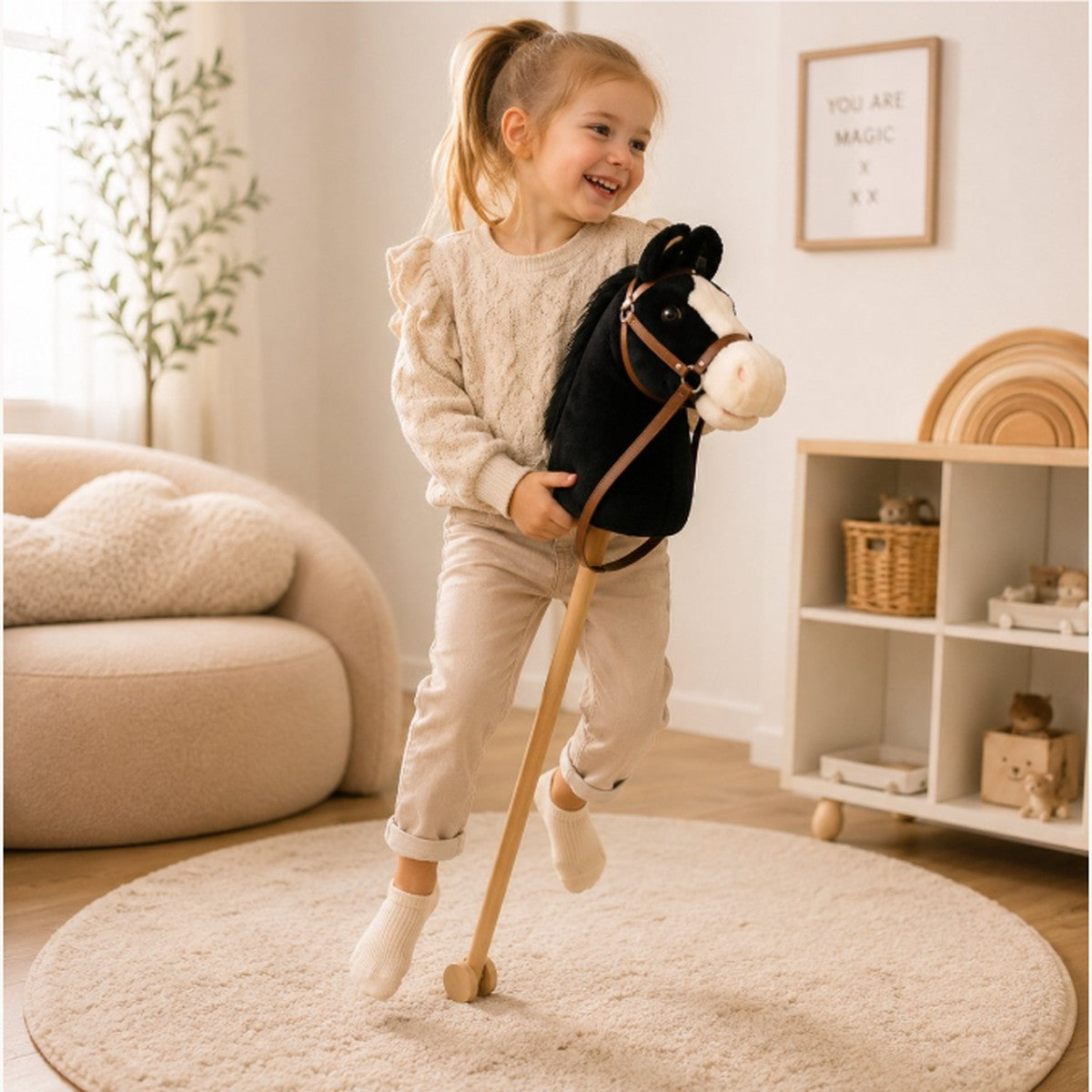 Kind speelt met BOECKIE zwart stokpaard