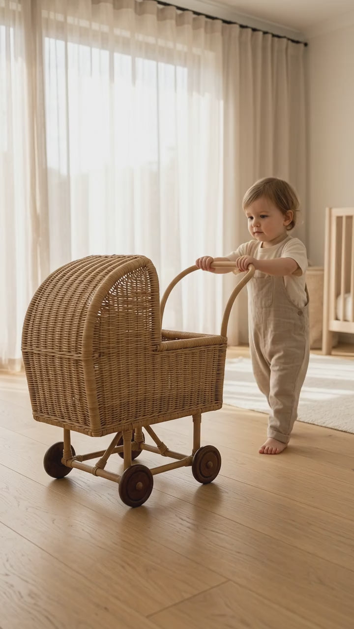 BOECKIE Retro Poppenwagen Donkerbruin – Rotan & Hout – 70 × 34 × 67 cm