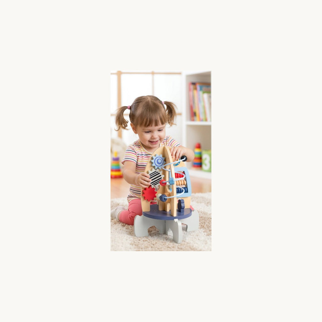Meisje speelt met houten raket