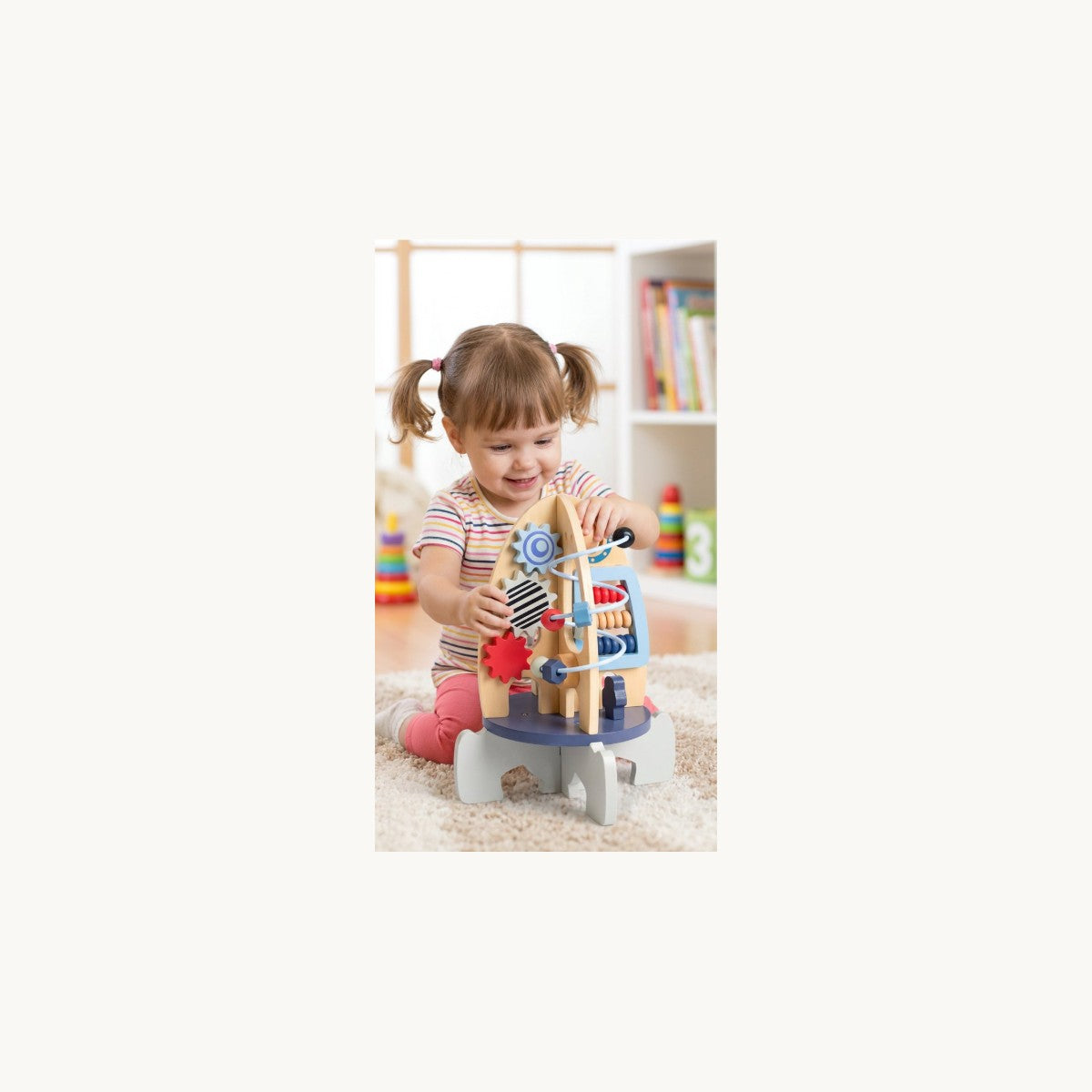 Meisje speelt met houten raket
