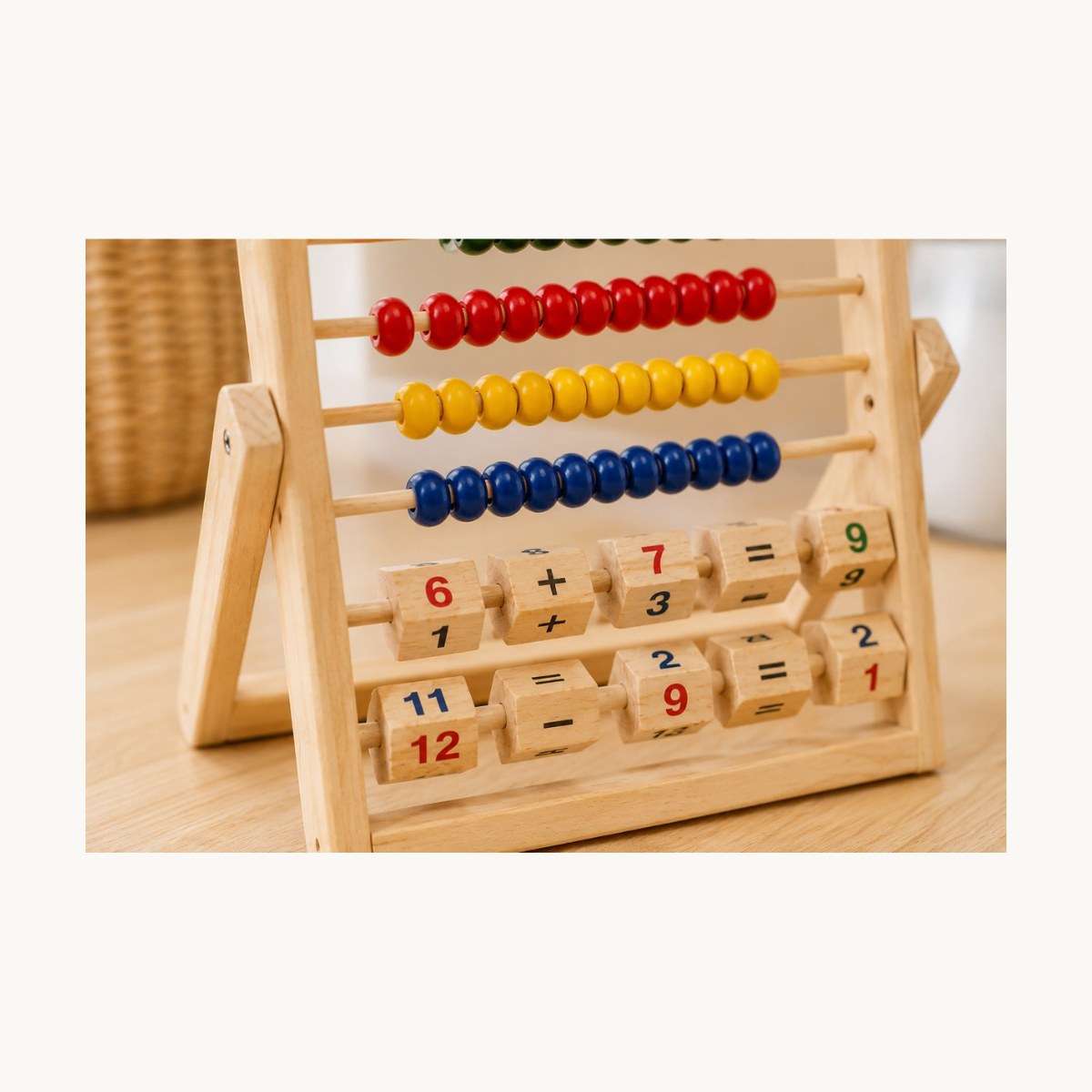 Detail houten telraam met cijfers