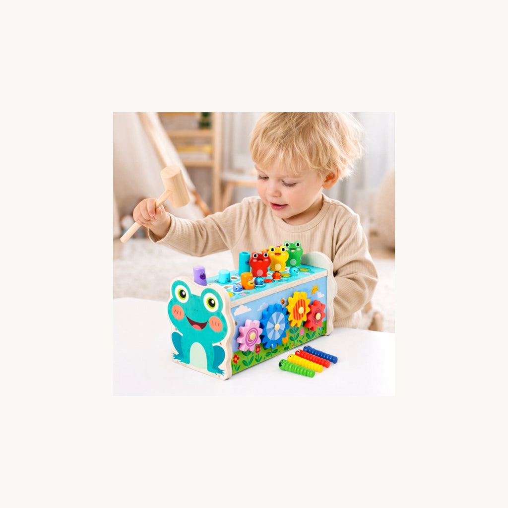 Kind speelt met houten xylofoon